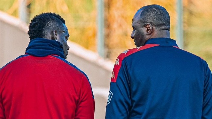 Patrick Vieira ditunjuk sebagai pelatih anyar Genoa. Pria Prancis itu pun bereuni dengan eks rekan setim dan anak asuhnya, Mario Balotelli.