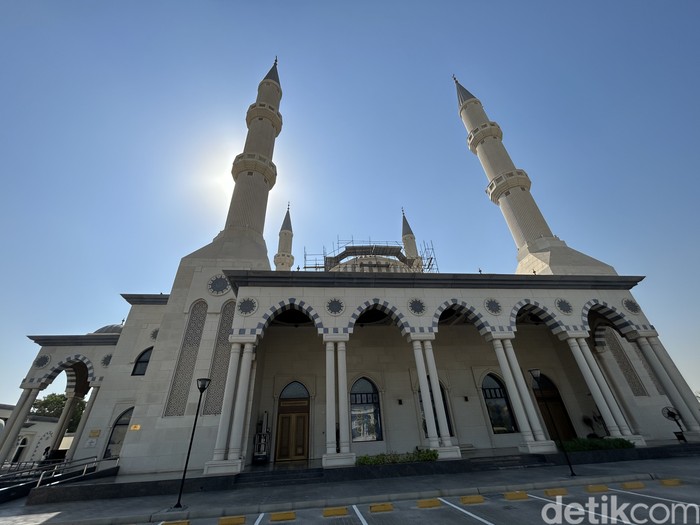 Masjid Al Farooq Masjid Omar Bin Al Khattab adalah salah satu masjid pertama yang dibuka untuk non-Muslim.