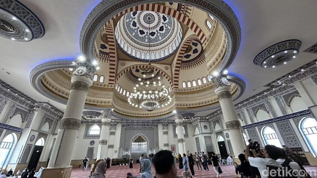 Masjid Al Farooq Masjid Omar Bin Al Khattab adalah salah satu masjid pertama yang dibuka untuk non-Muslim.