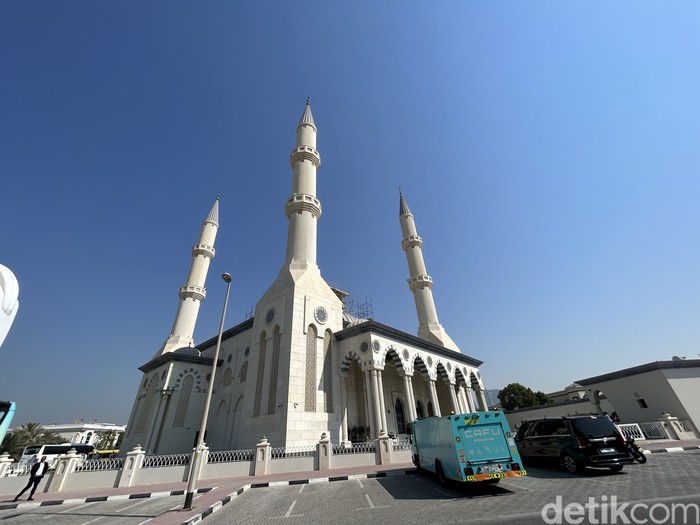 Masjid Al Farooq Masjid Omar Bin Al Khattab, Dubai Masjid Al Farooq Masjid Omar Bin Al Khattab adalah salah satu masjid pertama yang dibuka untuk non-Muslim.