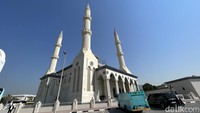 Masjid saat dikunjungi detikTravel tengah direnovasi bagian kubahnya. Foto: Dadan Kuswaraharja
