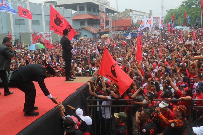 Massa pendukung paslon Bupati dan Wakil Bupati Pati nomor urut 2 Wahyu-Suharyono saat memenuhi halaman Stadion Joyokusumo, Kamis (21/11/2024).