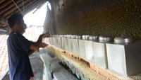 Terletak tidak jauh dari Kantor Desa Pasir Mukti, Kampung Kaleng awalnya dikenal sebagai Kampung Dukuh.  