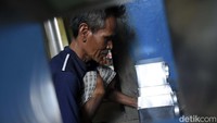 Nama Kampung Kaleng diambil karena banyaknya warga yang bekerja sebagai pengrajin logam.  