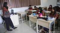 France Track memberikan kesempatan kepada peserta didik untuk memiliki kompetensi bahasa Prancis hingga level DELF B2 dan siap untuk melanjutkan ke perguruan negeri yang ada di Prancis.