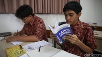 SMA Labschool Cibubur menjadi satu-satunya sekolah di Indonesia yang mendapatkan Label Franc Education, sebuah sertifikasi yang diberikan kepada institusi pendidikan di luar negara Prancis yang melaksanakan program pembelajaran bahasa Prancis dengan kualitas setara dengan Pendidikan di Prancis. Pemerintah Prancis menilai bahwa SMA Labschool Cibubur telah menerapkan pembelajaran bahasa Prancis dengan metoda yang sangat sesuai dengan yang diaplikasikan di Prancis.
