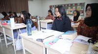 Program ini menggunakan kurikulum yang menggabungkan antara kurikulum nasional dan kurikulum bahasa Perancis untuk menguatkan kompetensi bahasa Perancis. Program Franch Track ini telah berhasil meluluskan 78 siswa dan mereka diterima di universitas-universitas negeri terbaik di Perancis dan universitas terbaik di Indonesia.