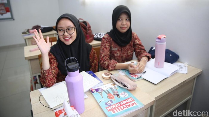 SMA Labschool Cibubur mendapat anugerah Label Franc Education. Label ini diberikan atas program pembelajaran bahasa Prancis dengan kualitas setara dengan Pendidikan di Prancis.