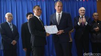 Duta Besar Prancis Fabien Penone menyerahkan anugerah Label France Education kepada Ali Chudori Kepala SMA Labschool Cibubur. Dalam sambutannya, Penone merasa bangga melihat kemampuan siswa Program France Track tersebut. Penone bahkan kaget dan terkesima melihat siswa-siswa SMA dapat berbicara bahasa Prancis dengan sangat lancar.