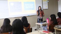 Siswa-Siswi belajar di dalam kelas dengan pengantar Bahasa Prancis di SMA Labschool Cibubur, Jawa Barat, Kamis (21/11/2024). SMA Labschool Cibubur bersama Kedutaan Besar Prancis menjalankan program France Track.