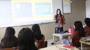 Melihat Proses Belajar Mengajar di Sekolah Pertama Berlabel Franc Education
