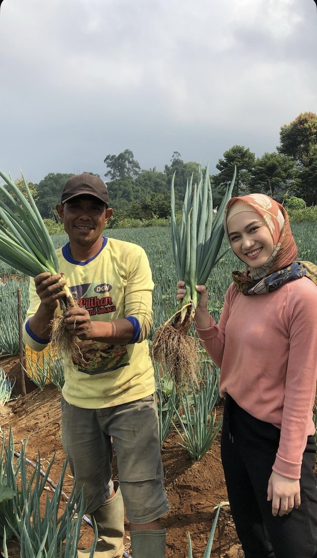 Dibandingkan Raffi, Melody sudah lebih dulu dikenal sebagai petani milenial. Selain memiliki gelar Sarjana Pertanian, Melody juga menjabat sebagai Duta Persahabatan Jepang-ASEAN Bidang Pangan Pertanian. Foto: Instagram/@melodylaksani92