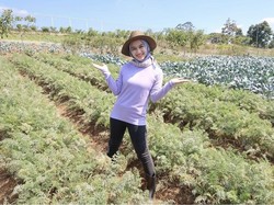 Gaya Melody Laksani Jadi Petani Cantik, Ramai Dibandingkan Dengan Raffi Ahmad