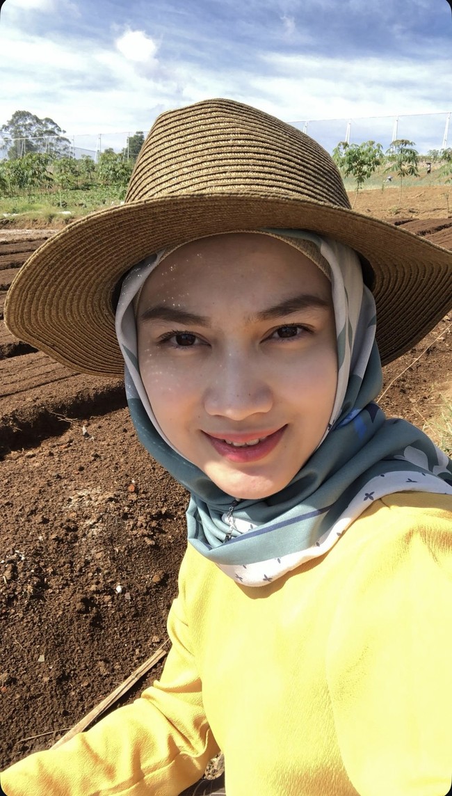 Foto-foto Melody Laksani saat jadi petani cantik belakangan jadi perbincangan. Melody ramai dibandingkan dengan Raffi Ahmad. Diketahui Raffi Ahmad sebagai Utusan Khusus Presiden Bidang Pembinaan Generasi Muda dan Pelaku Seni memang sedang berkolaborasi dengan Wakil Menteri Pertanian Sudaryono. Foto: Instagram/@melodylaksani92