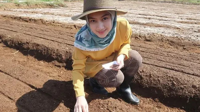 Melalui akun Instagram pribadinya, wanita 32 tahun itu beberapa kali membagikan foto-fotonya saat bertani. Meski bertani namun Melody tetap tampil stylish. Foto: Instagram/@melodylaksani92