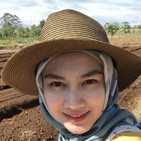 Foto-foto Melody Laksani saat jadi petani cantik belakangan jadi perbincangan. Melody ramai dibandingkan dengan Raffi Ahmad. Diketahui Raffi Ahmad sebagai Utusan Khusus Presiden Bidang Pembinaan Generasi Muda dan Pelaku Seni memang sedang berkolaborasi dengan Wakil Menteri Pertanian Sudaryono. Foto: Instagram/@melodylaksani92