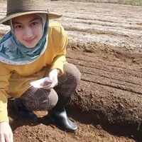 Melalui akun Instagram pribadinya, wanita 32 tahun itu beberapa kali membagikan foto-fotonya saat bertani. Meski bertani namun Melody tetap tampil stylish. Foto: Instagram/@melodylaksani92