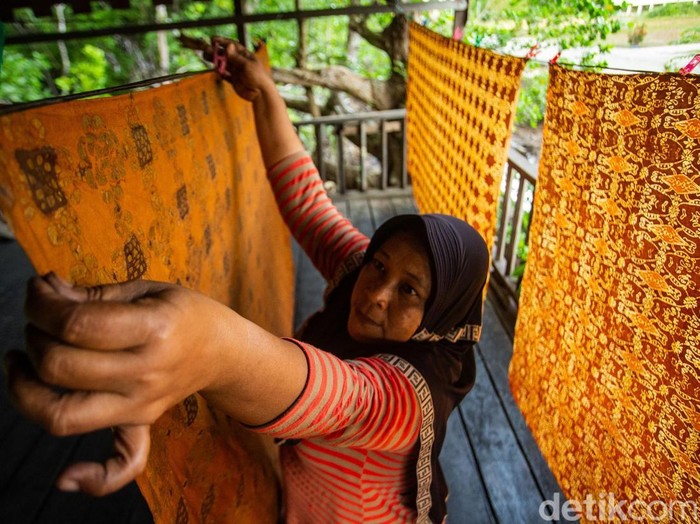 Batik Mangrove Genting Pulur adalah produk batik khas Anambas. Yuk lihat proses pembuatannya.
