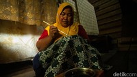 Meski belum genap satu tahun, namun ibu-ibu ini mampu mengembangkan batiknya hingga empat motif diantaranya bulan purnama, ikan sekawan, pucuk rebung dan perahu layar. Sedangkan motif tulisnya ada hewan penyu, ikan dan burung.