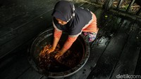 Sama seperti proses batik lainnya, batik mangrove Genting Pulur juga melakukan pencelupan warna, ditembok, dimalamkan untuk menjadi suatu bentuk dari motif batik, lalu dicelup lagi, setelah itu difiksasi dan dipelorot.