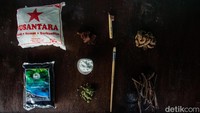 Adapun pewarnaannya menggunakan bahan alami dari mangrove atau dari bakau yang didapat dari batang dan buah mangrove.