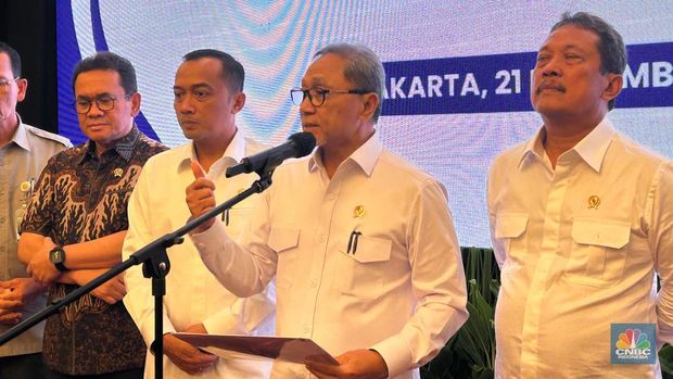 Menko Pangan Zulkifli Hasan bersama Menteri Bidang pangan saat Konferensi Pers di Gedung Graha Mandiri, Jakarta, Kamis (21/11/2024). (CNBC Indonesia/Martyasari Rizky)