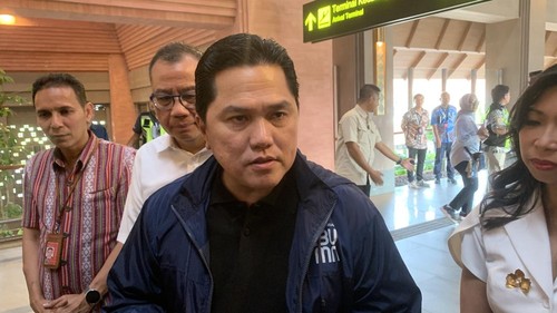 Menteri BUMN sekaligus Ketua UMUM PSSI, Erick Thohir, saat ditemui di Bandara Internasional I Gusti Ngurah Rai, Badung, Bali, Kamis (21/11/2024). (Rizki Setyo/detikBali)