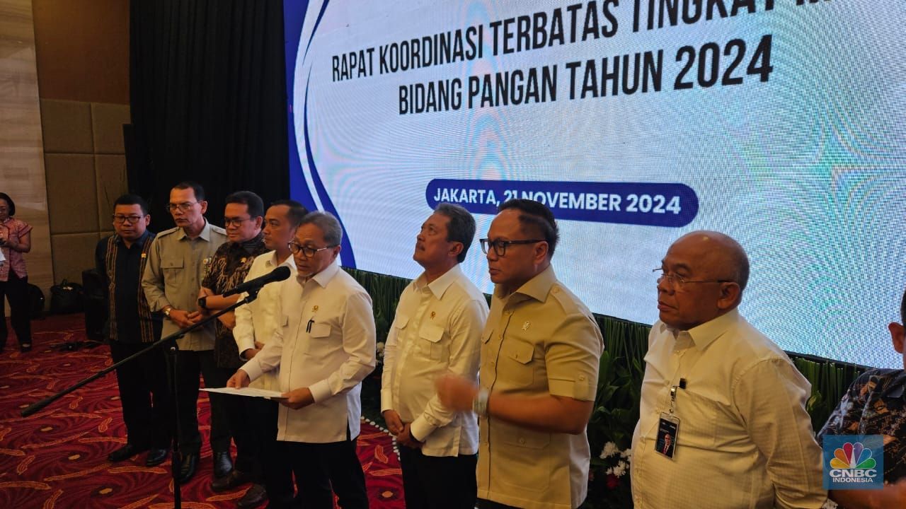 Menteri Koordinator bidang Pangan Indonesia Zulkifli Hasan menggelar rapat koordinasi terkait peraturan di bidang pangan, di Ballroom Graha Mandiri, Jakarta, Kamis (21/11/2024). (CNBC Indonesia/Emir Yanwardhana)