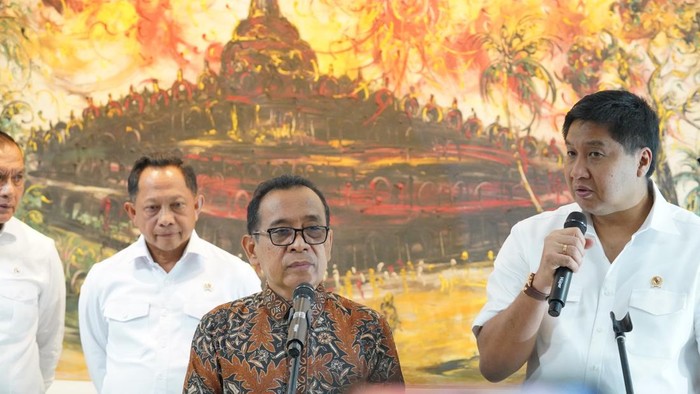 Menteri PKP Maruarar Sirait dan Menko PMK Pratikno usai rapat koordinasi penanganan erupsi Gunung Lewotobi Laki-laki di Kantor Kemenko PMK
