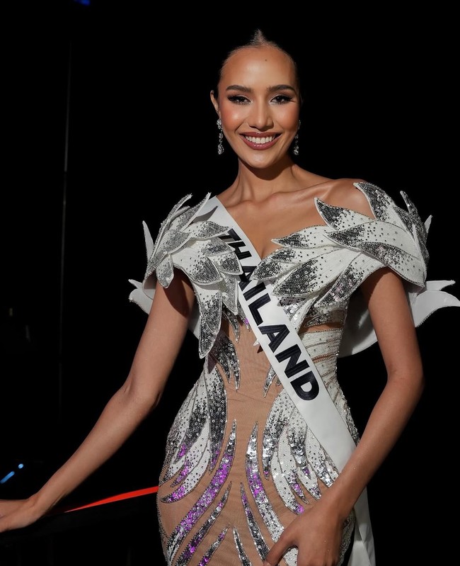 Miss Universe 2024 yang berlangsung di Meksiko menjadi sorotan besar, terutama setelah kemenangan Victoria Kjær Theilvig dari Denmark. Namun, banyak penggemar menganggap Suchata Chuangsri, Miss Thailand 2024, lebih pantas menjadi pemenang. Foto: Dok. Instagram