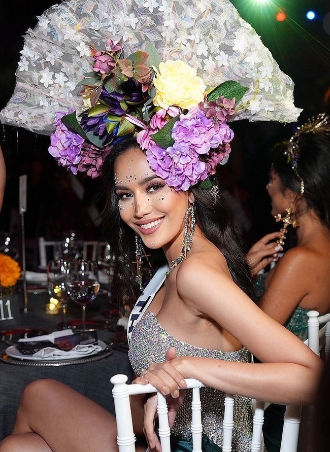 Suchata Chuangsri adalah gadis 21 tahun asal Phuket, Tahiland. Dengan tinggi 180 cm dan penampilan yang memukau, Suchata mencuri perhatian dengan jawabannya saat sesi tanya jawab di Miss Universe 2024. 