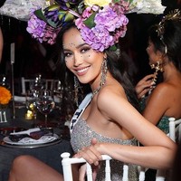 Suchata Chuangsri adalah gadis 21 tahun asal Phuket, Tahiland. Dengan tinggi 180 cm dan penampilan yang memukau, Suchata mencuri perhatian dengan jawabannya saat sesi tanya jawab di Miss Universe 2024. 