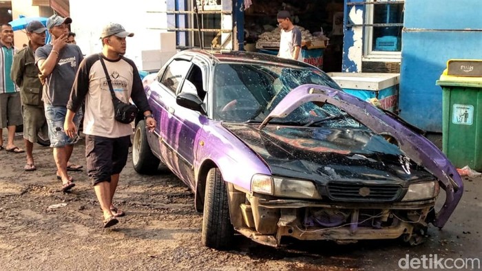Mobil sedan ungu  rusak yang sempat hebohkan warga di Jalan Siliwangi, Palabuhanratu, Kabupaten Sukabumi.