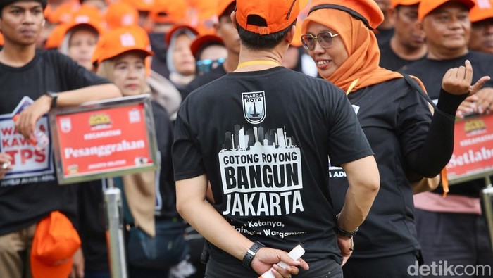 Momen Anies-Pramono-Rano Kompak Salam 3 Jari Eks Gubernur DKI Jakarta, Anies Baswedan menghadiri kampanye Pramono Anung-Rano Karno di Blok S, Jakarta Selatan, Kamis (21/11/2024). Dalam kampanye itu Anies, Pramono, dan Rano kompak mengacukan 3 jari.