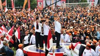 Anies Baswedan juga menyapa para pendukung Pramono Anung-Rano Karno.  