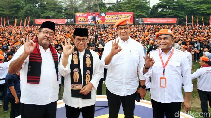 Momen Anies-Pramono-Rano Kompak Salam 3 Jari Eks Gubernur DKI Jakarta, Anies Baswedan menghadiri kampanye Pramono Anung-Rano Karno di Blok S, Jakarta Selatan, Kamis (21/11/2024). Dalam kampanye itu Anies, Pramono, dan Rano kompak mengacukan 3 jari.