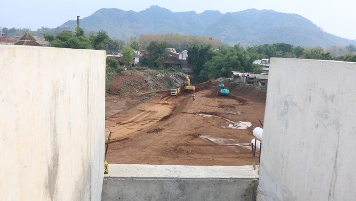 Pekerja mengoperasikan alat berat pada proyek pembangunan jalan tol Kediri-Tulungagung di Kediri, Jawa Timur, Kamis (21/11/2024). Jalan tol Kediri-Tulungagung sepanjang 44,17 kilometer tersebut dibangun melalui skema Kerjasama Pemerintah dan Badan Usaha (KPBU) Public Private Partnerships (PPP) oleh pemegang saham PT Gudang Garam dengan masa konsesi selama 50 tahun. ANTARA FOTO/Prasetia Fauzani/foc.