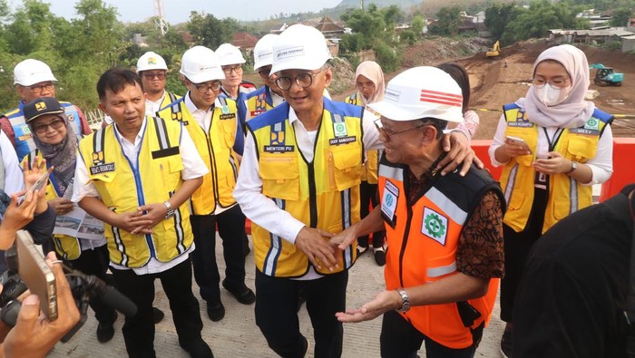 Menteri Pekerjaan Umum (PU) Dody Hanggodo (tengah) meninjau proyek pembangunan jalan tol Kediri-Tulungagung di Kediri, Jawa Timur, Kamis (21/11/2024). Kunjunga kerja tersebut guna memantau secara langsung perkembangan pembangunan jalan tol Kediri-Tulungagung yang dibangun melalui skema Kerjasama Pemerintah dan Badan Usaha (KPBU) Public Private Partnerships (PPP). ANTARA FOTO/Prasetia Fauzani/foc.