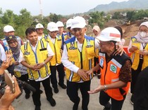 Momen Menteri PU Blusukan Cek Pembangunan Jalan Tol Kediri-Tulungagung