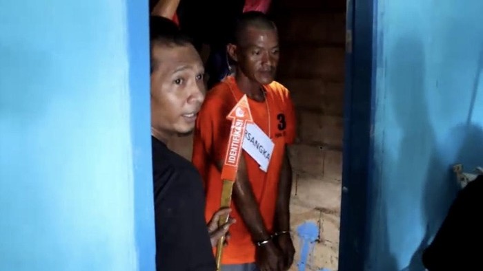Nanang Suriadi dalam rekonstruksi pembunuhan Lilis Sumarni.