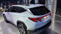 Selain itu, kehadiran Integrated Rear Combination LED lamps dan Wide Center lamp menegaskan kesan ikonik dari Hyundai. New Tucson memiliki garis bodi yang tegas dari fender depan hingga belakang, menciptakan siluet dinamis. Foto: Luthfi Anshori/detikOto