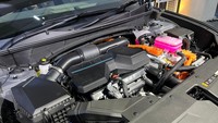 Mesin ICE konvensional New Hyundai Tucson pakai Smartstream G2.0 MPi yang bisa menghasilkan tenaga maksimal 156 PS (153,8 dk) pada 6.200 rpm dan torsi maksimum 192 Nm. Sementara mesin hybrid-nya menggunakan performa lebih garang, dengan spesifikasi Smartstream G1.6T-GDi HEV yang bisa menghasilkan tenaga maksimal 235 PS (231,7 dk) pada 5.600 rpm dan torsi maksimum 367 Nm. Foto: Luthfi Anshori/detikOto
