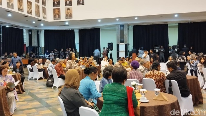 Pertunjukan Teater Koma Matahari Papua saat dipentaskan di Graha Bhakti Budaya (GBB), kompleks TIM. Pertunjukan Teater Koma Matahari Papua saat dipentaskan di Graha Bhakti Budaya (GBB), kompleks TIM.