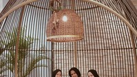 Ada juga momen bersama kakak-kakaknya saat makan di restoran. Sembaru menunggu pesanan datang, mereka berfoto bersama. Foto: Instagram @nissa_sabyan