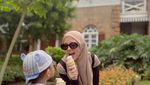 Cantiknya Gaya Nissa Sabyan saat Ngopi dan Makan Es Krim