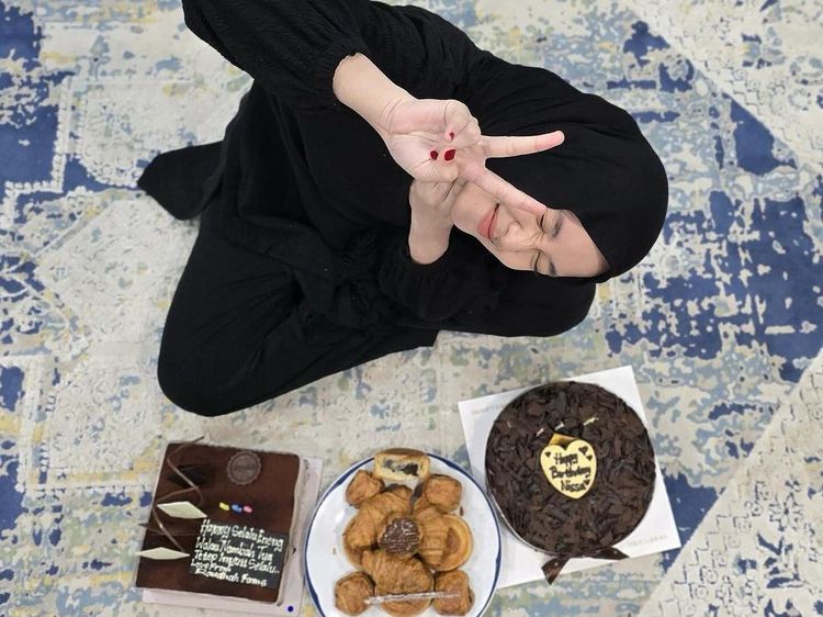 Cantiknya Gaya Nissa Sabyan saat Ngopi dan Makan Es Krim