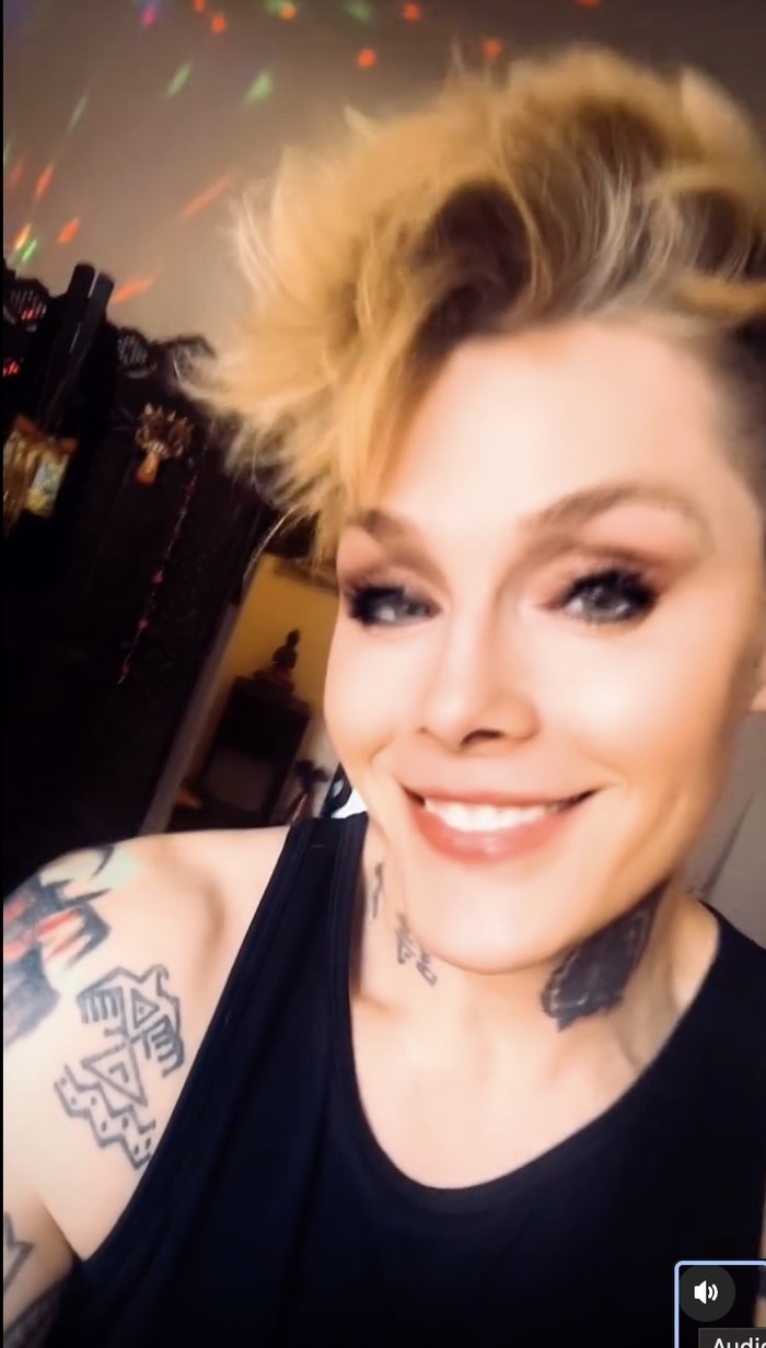 Otep Shamaya Otep Shamaya pensiun dari musik.