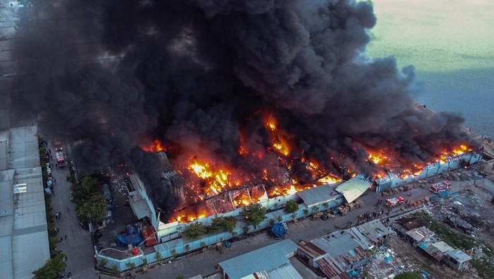 Pabrik Sepeda di Semarang Kebakaran Foto udara suasana kebakaran yang melanda pabrik produksi sepeda milik PT Roda Pasifik Mandiri di Kawasan Industri Terboyo, Semarang, Jawa Tengah, Kamis (21/11/2024). Dinas Pemadam Kebakaran Kota Semarang mengerahkan sebanyak 40 personel dan 14 mobil armada tangki air untuk memadamkan kebakaran tersebut dan hingga malam pukul 19.30 WIB proses pemadaman masih berlangsung akibat banyaknya titik api yang melanda pabrik tersebut sejak sore Kamis (21/11) pukul 16.00 WIB. ANTARA FOTO/Makna Zaezar/nz