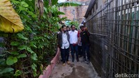 Saat tiba di Kampung Bayam, Jakarta, Kamis (21/11/2024), RK tampak mengenakan rompi bertuliskan RIDO. Rompi berwarna putih itu menutupi jersey terbaru Persija.