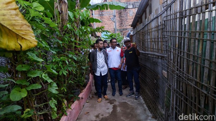 Pakai Jersey Persija, RK Blusukan ke Kampung Bayam Cagub Jakarta nomor urut 1, Ridwan Kamil mendatangi hunian sementara kelompok tani Kampung Bayam Madani di Jakarta Utara, Kamis (21/11/2024). RK datang dengan mengenakan jersey Persija.